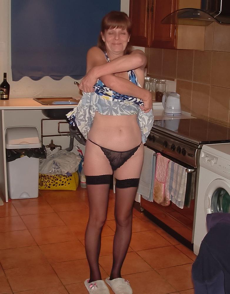 25P 4. Aussie Milf poses for hubby