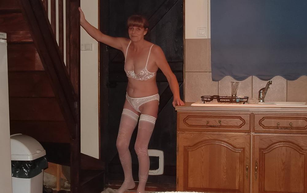 25P 4. Aussie Milf poses for hubby