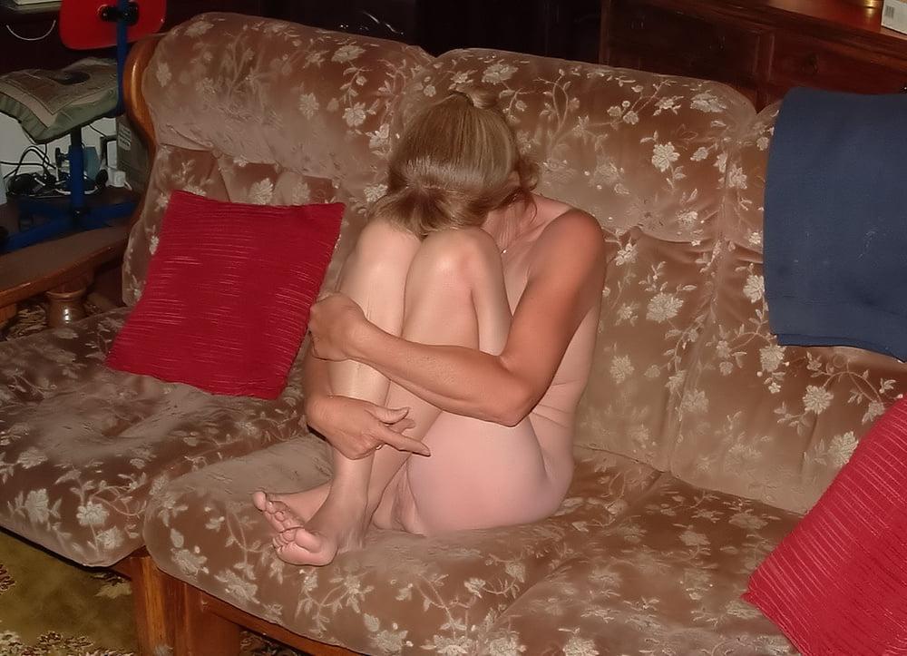 25P 4. Aussie Milf poses for hubby