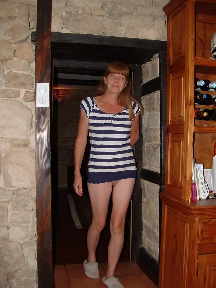 25P 4. Aussie Milf poses for hubby