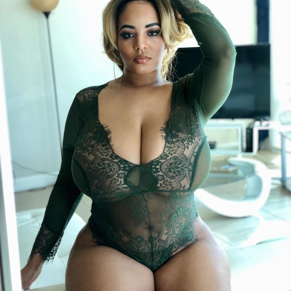 25P Beautiful and Busty MILFs 25