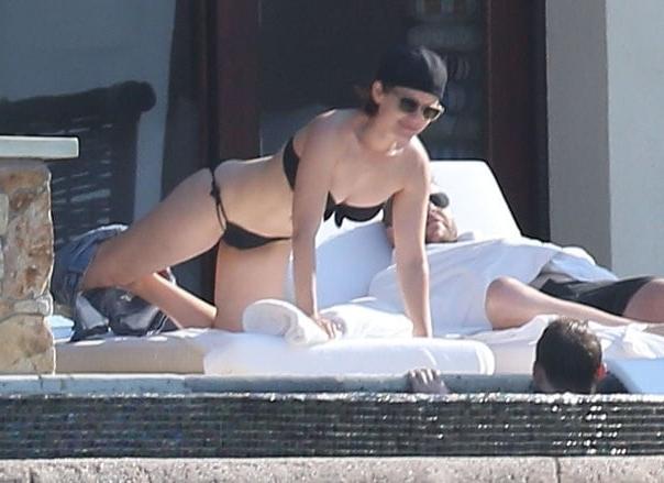 25P Kate Mara's Navel and tummy (perfect body)