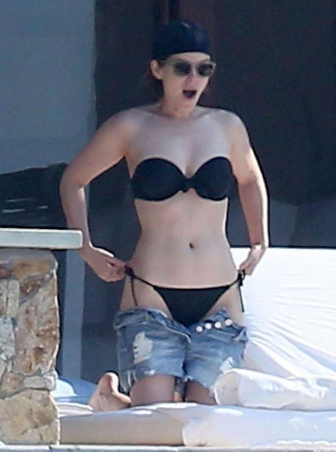 25P Kate Mara's Navel and tummy (perfect body)
