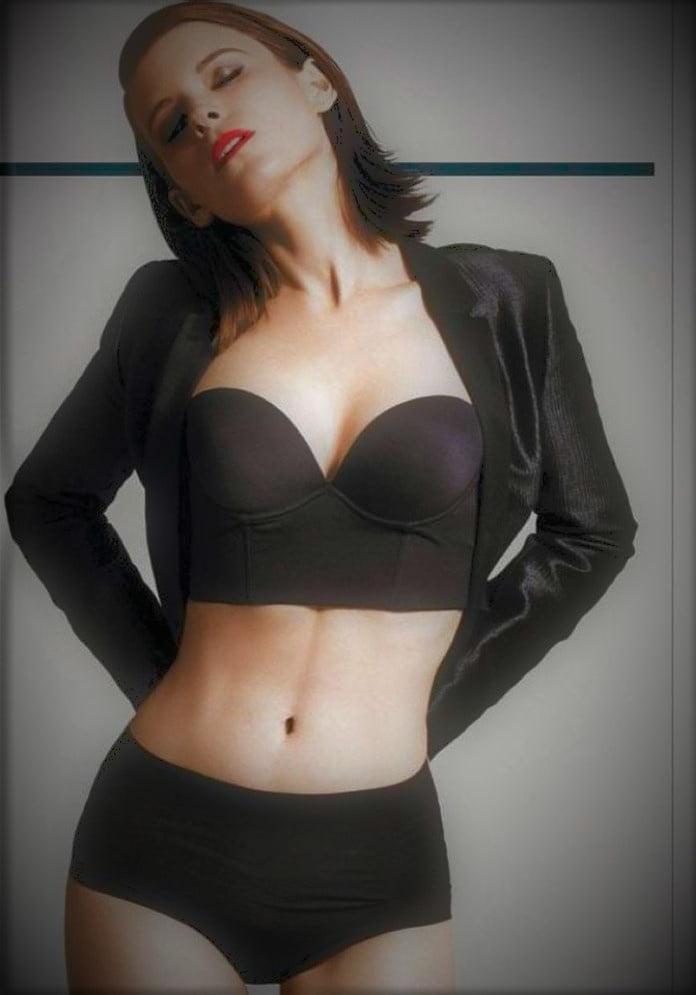 25P Kate Mara's Navel and tummy (perfect body)