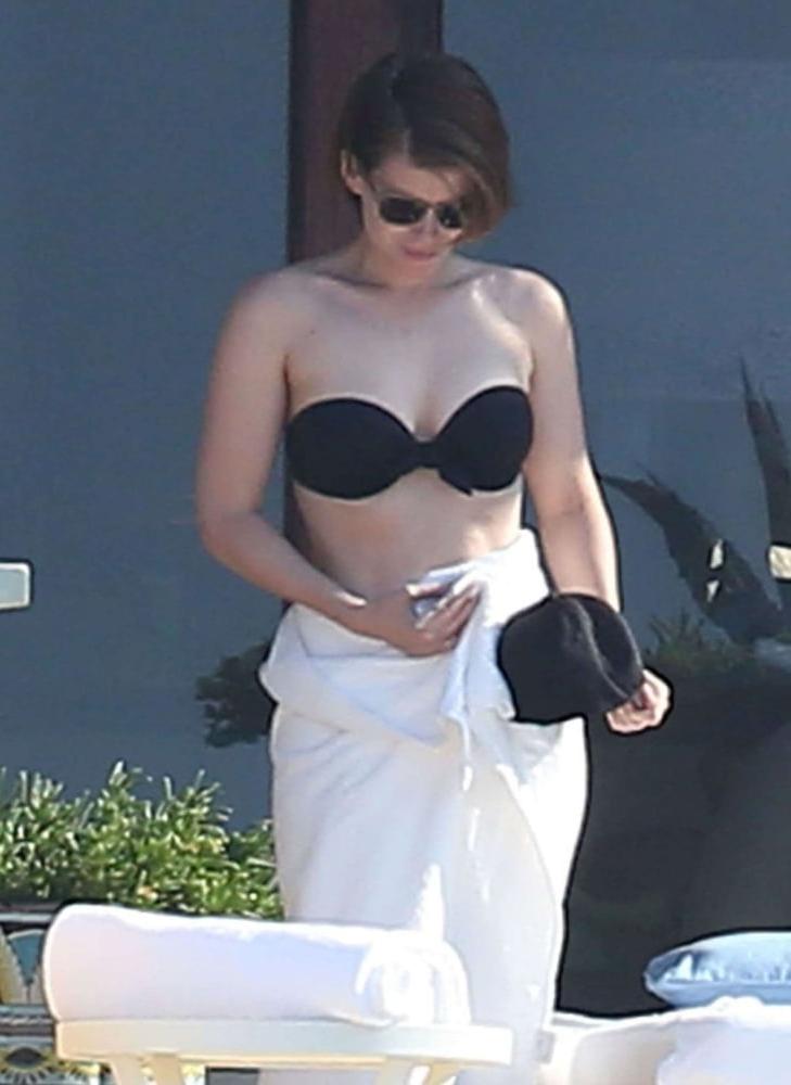 25P Kate Mara's Navel and tummy (perfect body)