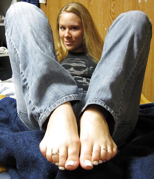16P Amateur Teen Nice Feet