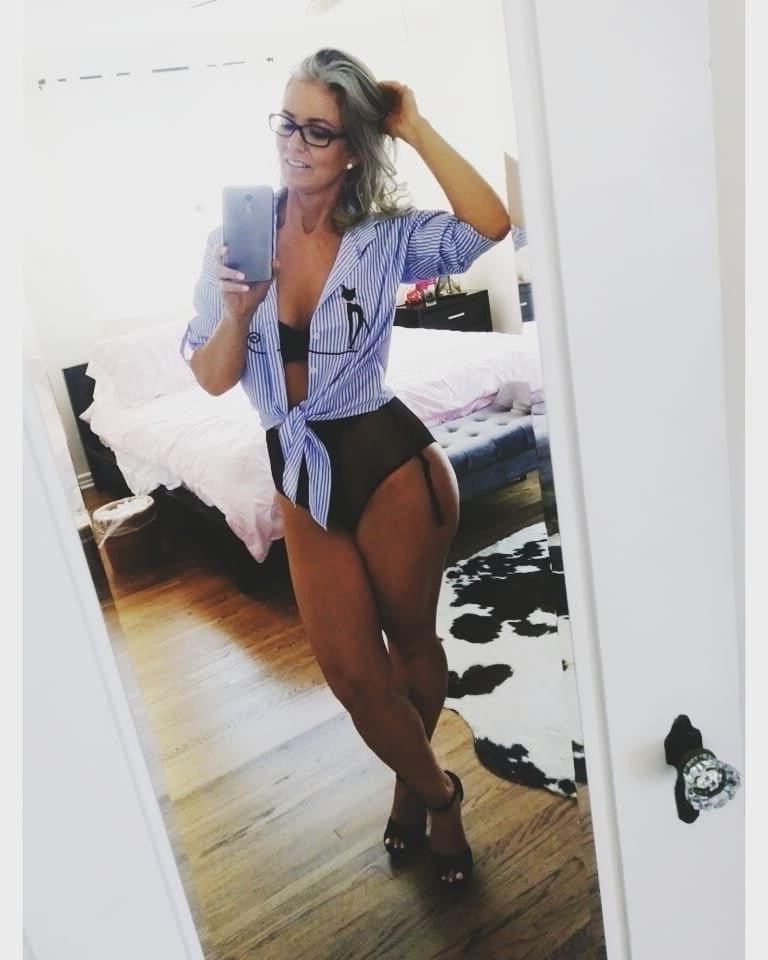 10P Hot Milf