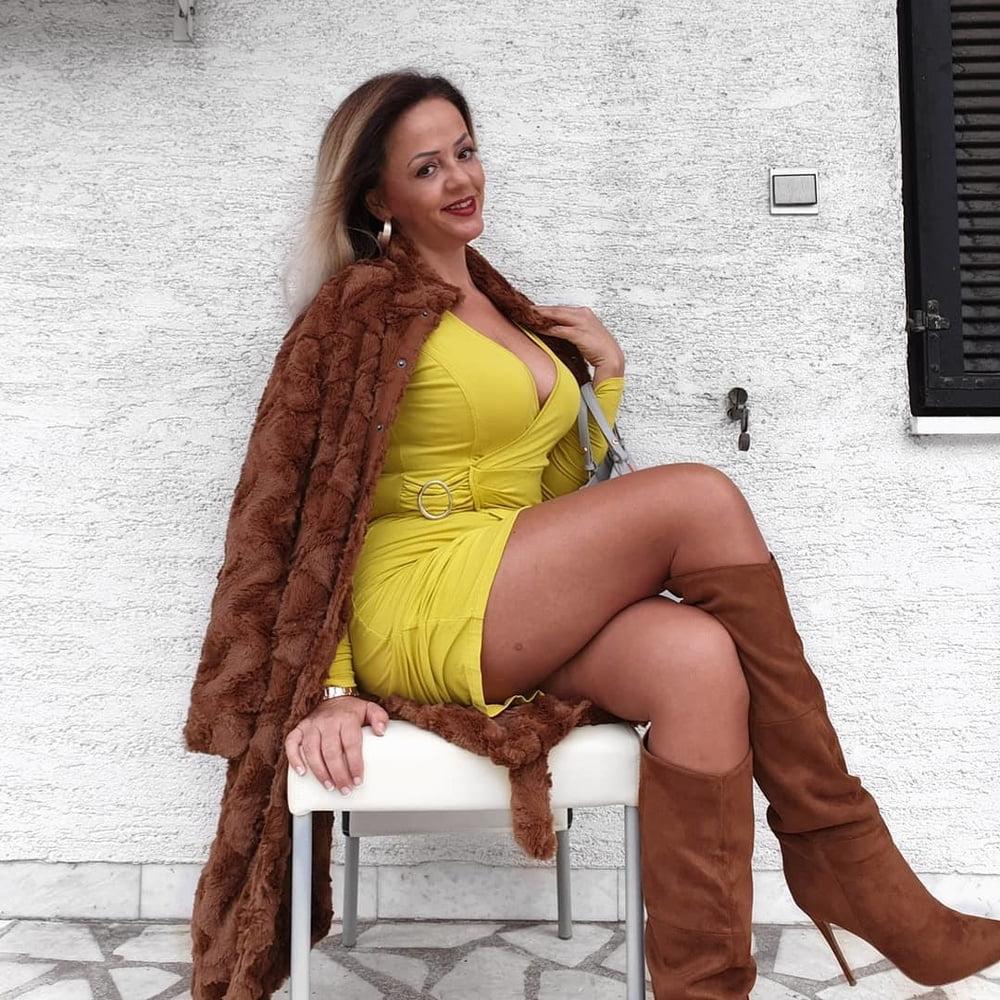 25P amateur mature Sonja in nylon fotoshoot 2