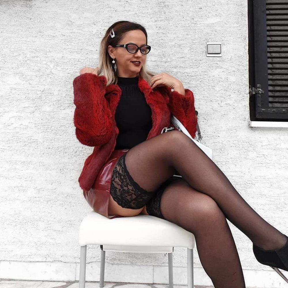25P amateur mature Sonja in nylon fotoshoot 2
