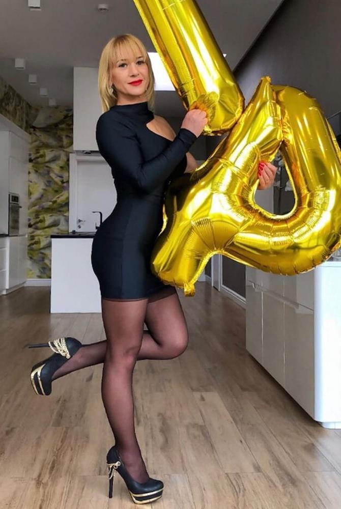 25P Hot amateur 47yo mature shows her legs in Nylon