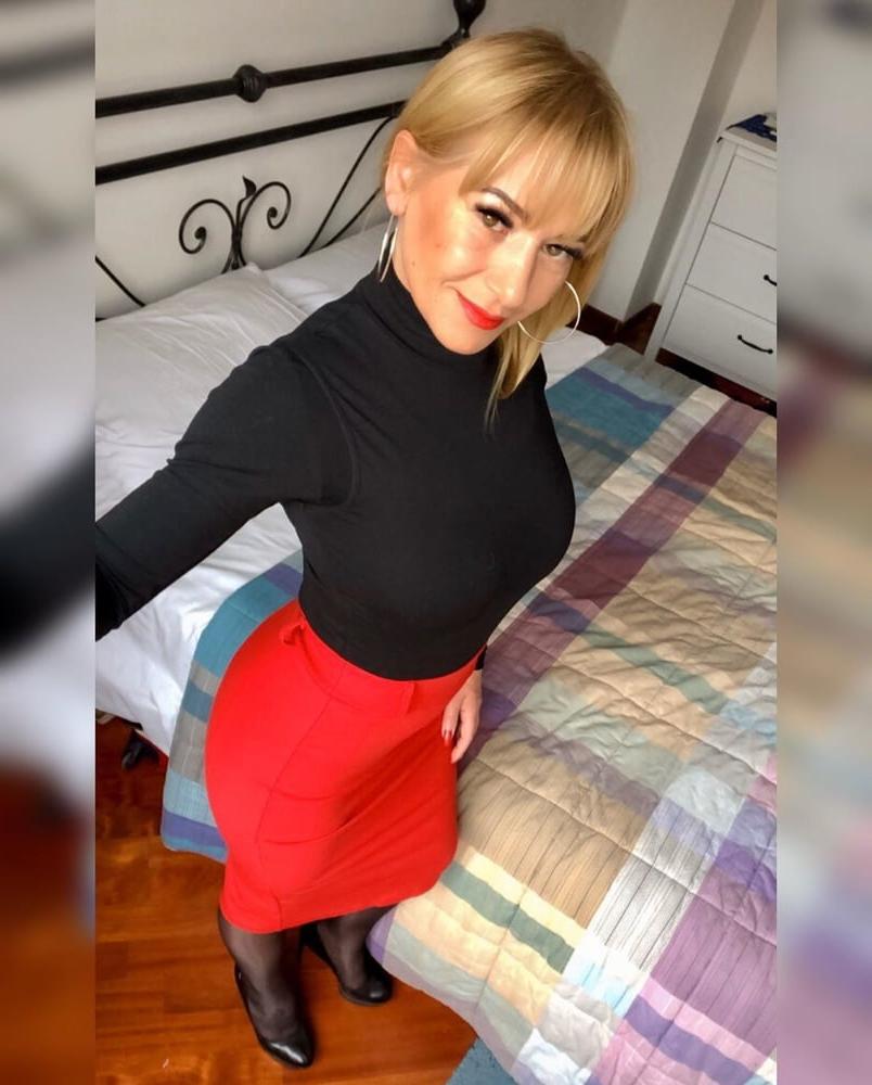 25P Hot amateur 47yo mature shows her legs in Nylon