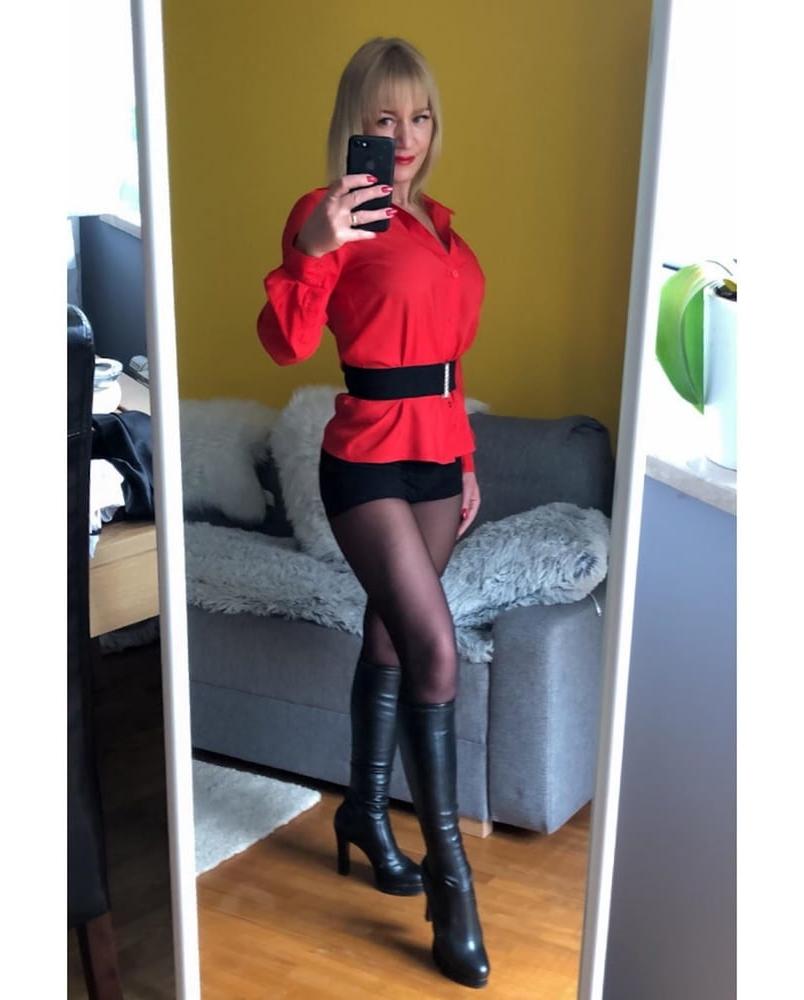 25P Hot amateur 47yo mature shows her legs in Nylon