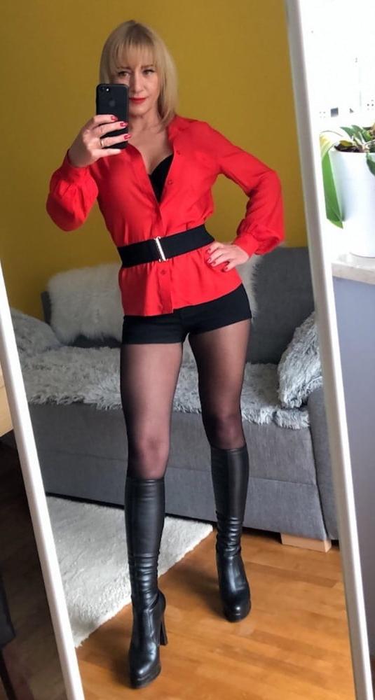 25P Hot amateur 47yo mature shows her legs in Nylon