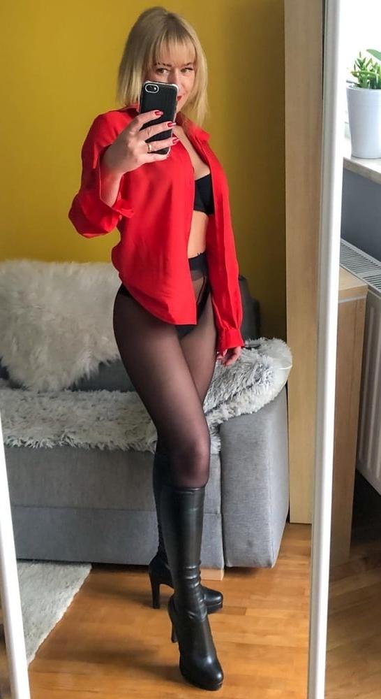 25P Hot amateur 47yo mature shows her legs in Nylon