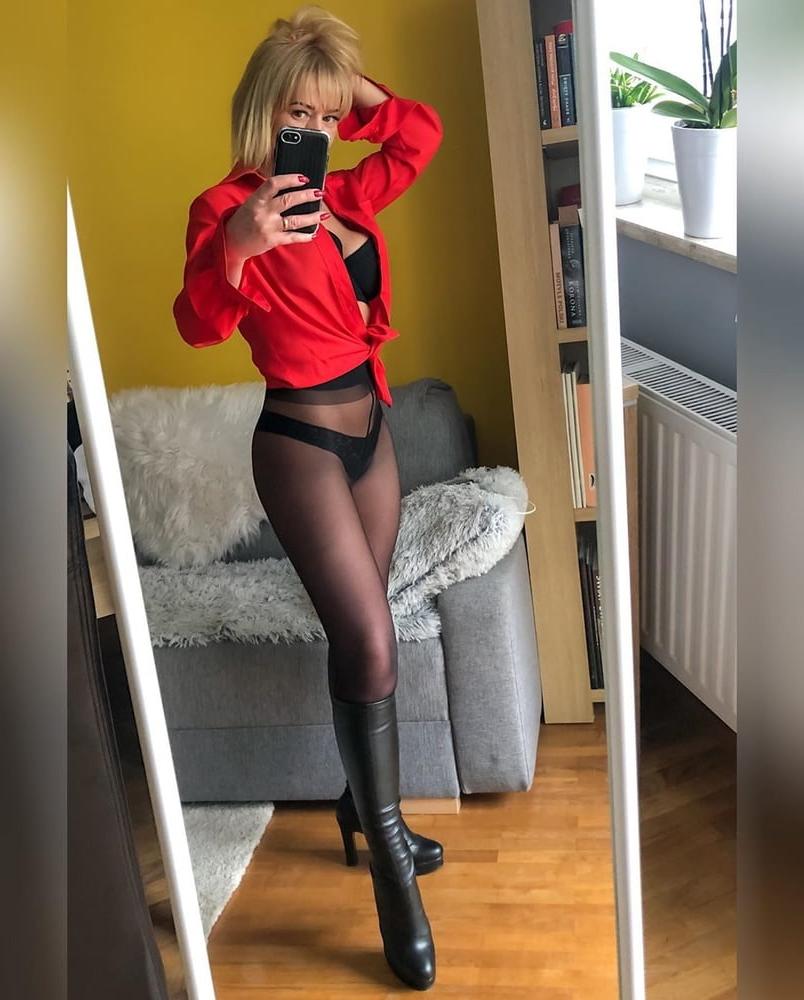25P Hot amateur 47yo mature shows her legs in Nylon