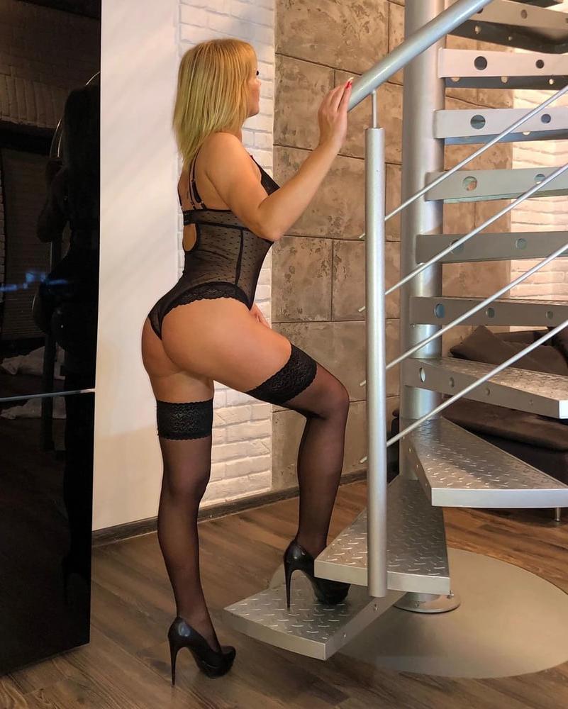25P Hot amateur 47yo mature shows her legs in Nylon