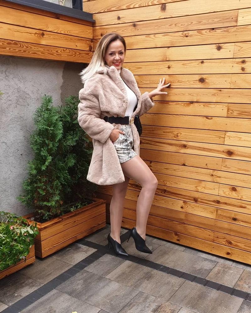 19P Amateur mature Sonja fotoshoot in Nylon 1