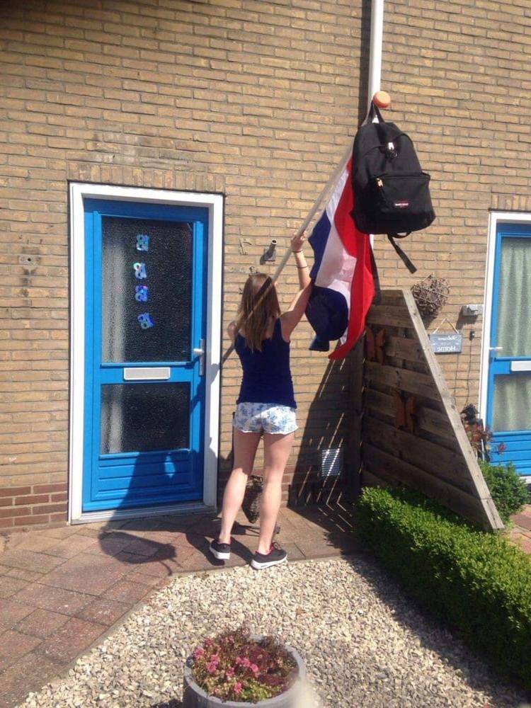 25P 22yrs Netherlands slut Angelique Ess bugging for tribute