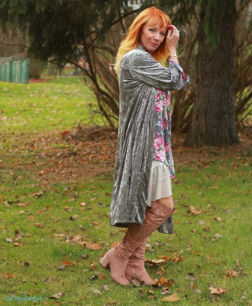 25P Milfs &amp; Gilfs wearing boots no.53