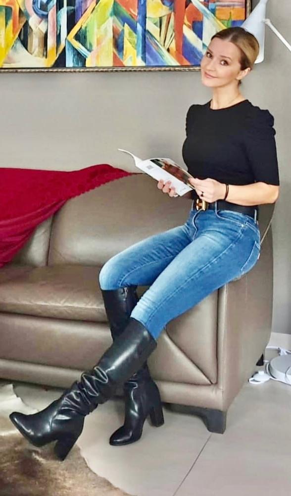 25P Milfs &amp; Gilfs wearing boots no.53