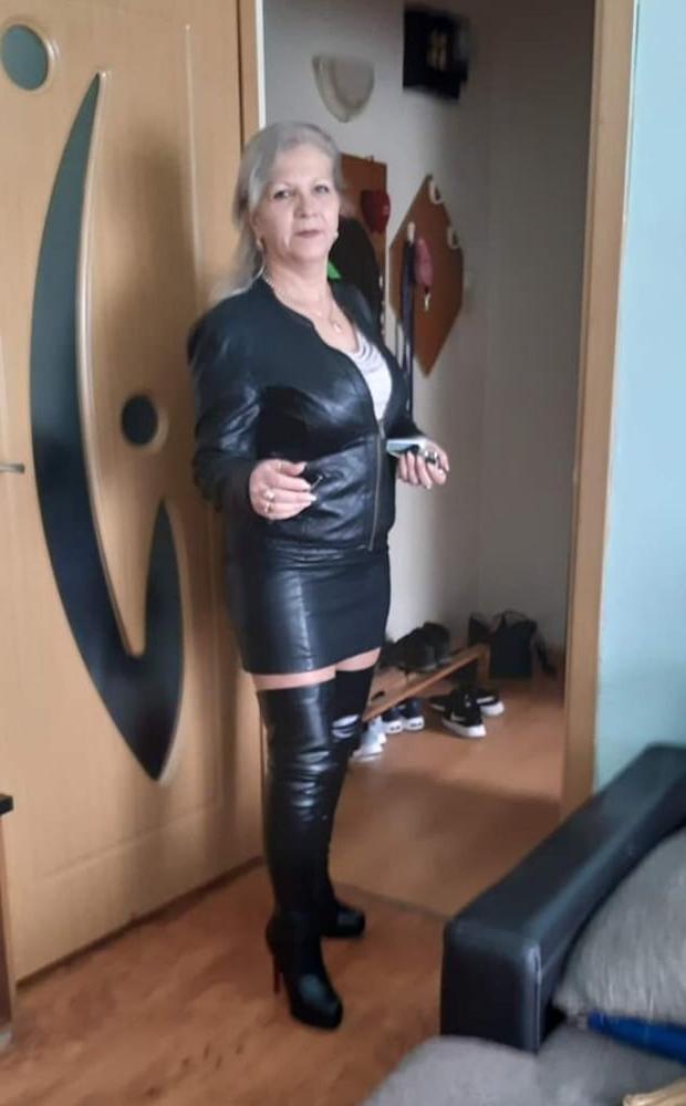 25P Milfs &amp; Gilfs wearing boots no.49