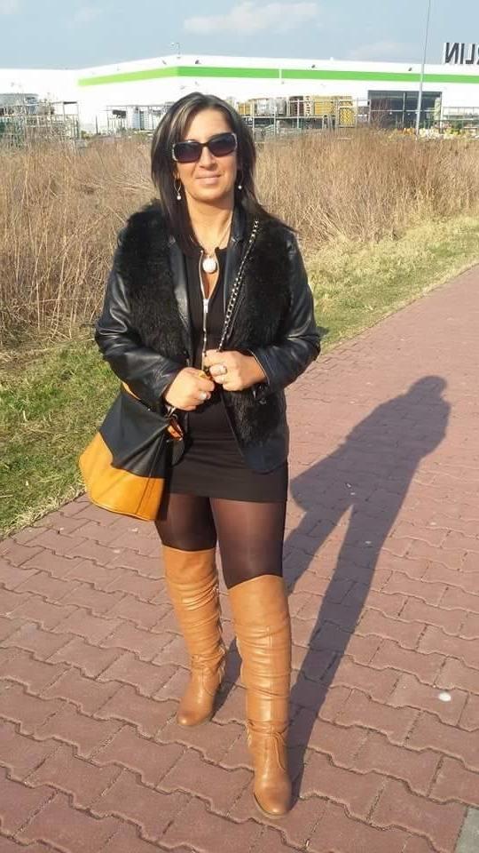 25P Milfs &amp; Gilfs wearing boots no.49