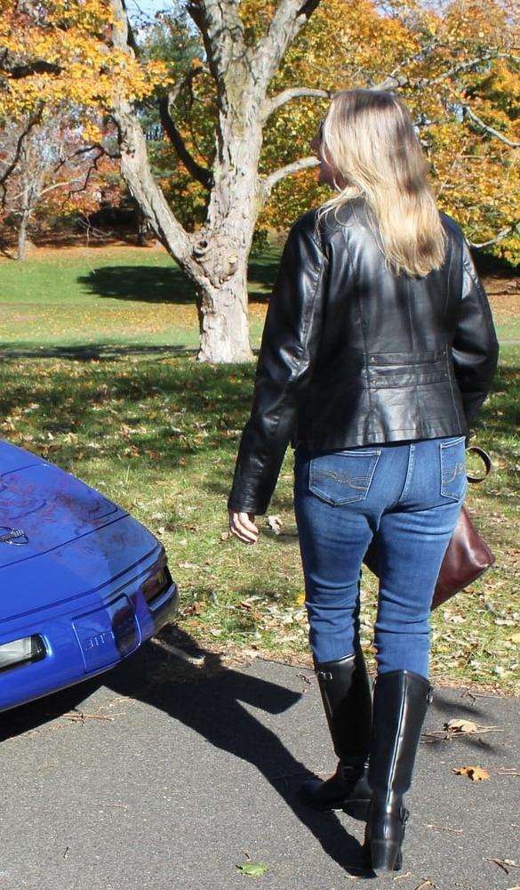 25P Milfs &amp; Gilfs wearing boots no.49