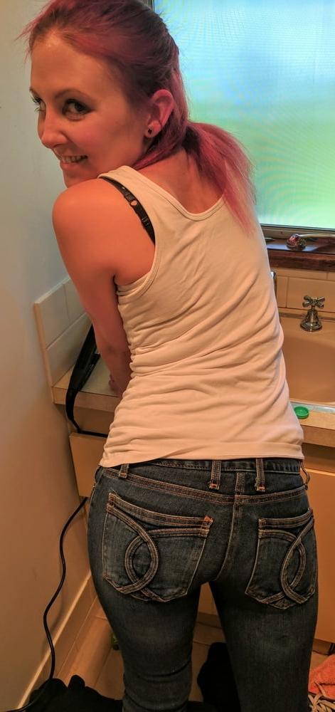 25P Anyone know this 33 year old Aussie slut wife?