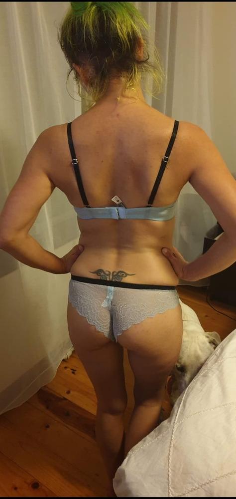25P Anyone know this 33 year old Aussie slut wife?