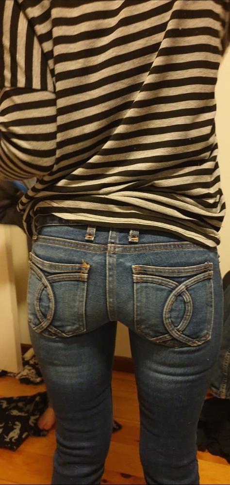25P Anyone know this 33 year old Aussie slut wife?