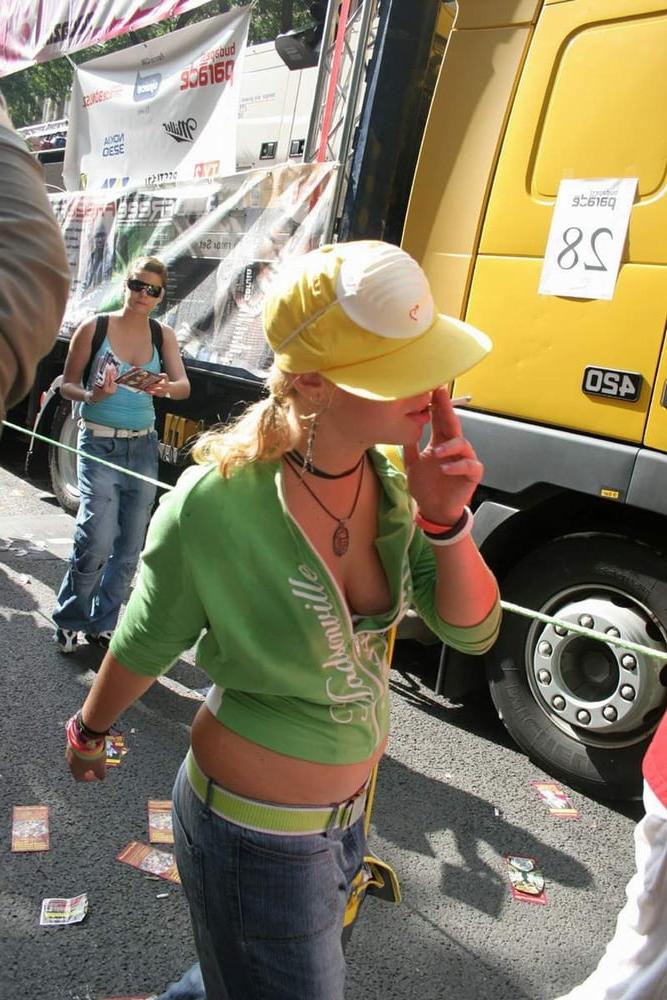 25P WOW She's Smoking 094