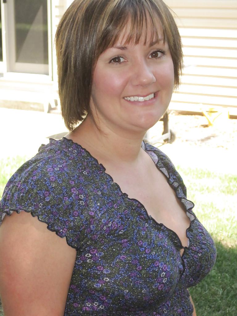 25P MILF posing for her husband on honeymoon.