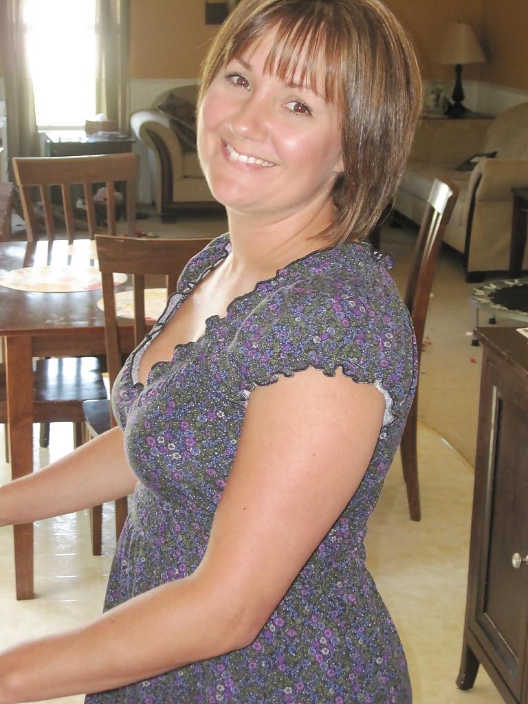 25P MILF posing for her husband on honeymoon.