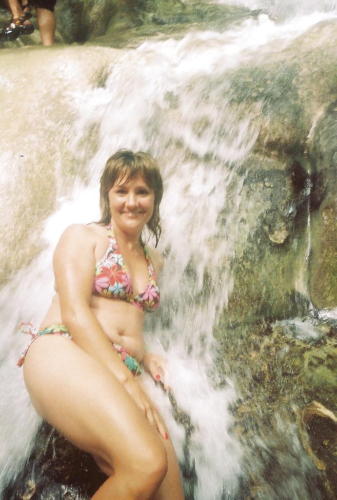 25P MILF posing for her husband on honeymoon.