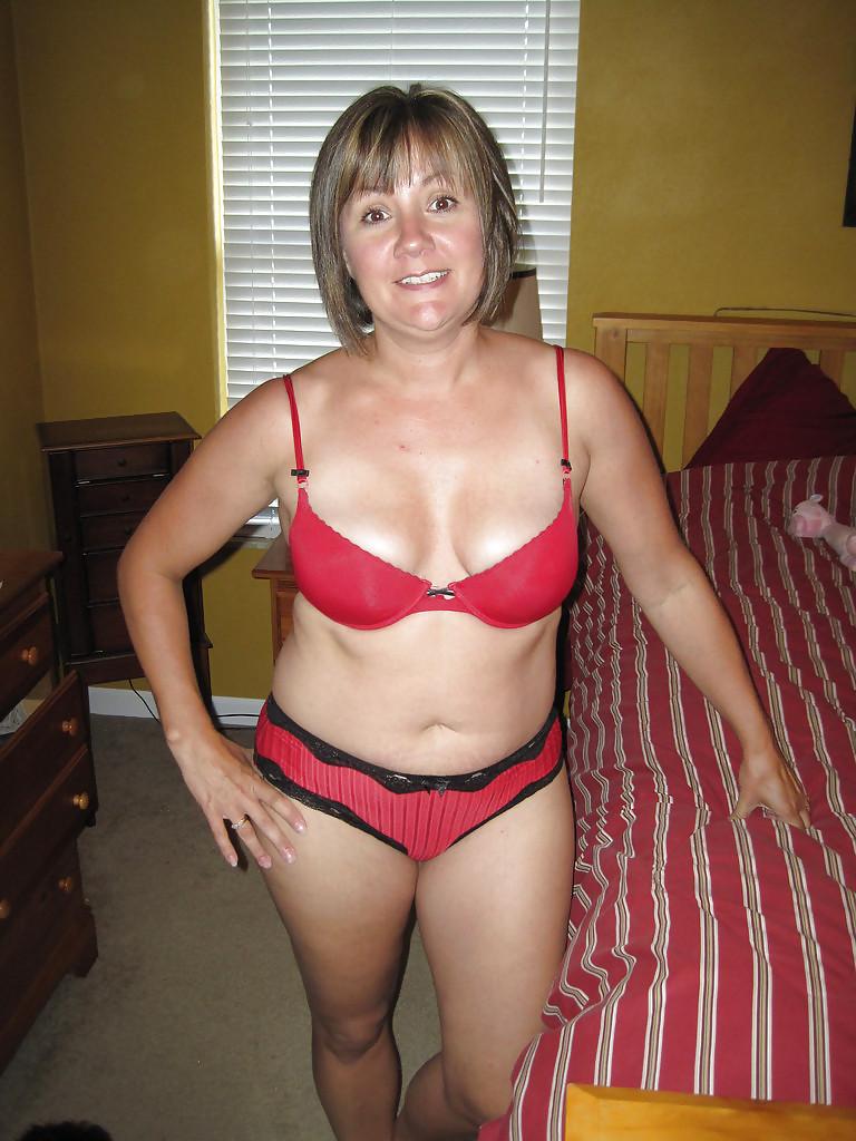 25P MILF posing for her husband on honeymoon.