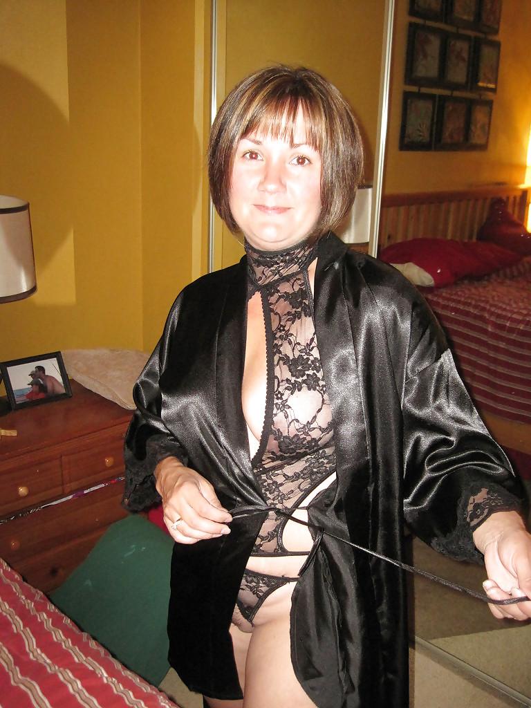 25P MILF posing for her husband on honeymoon.
