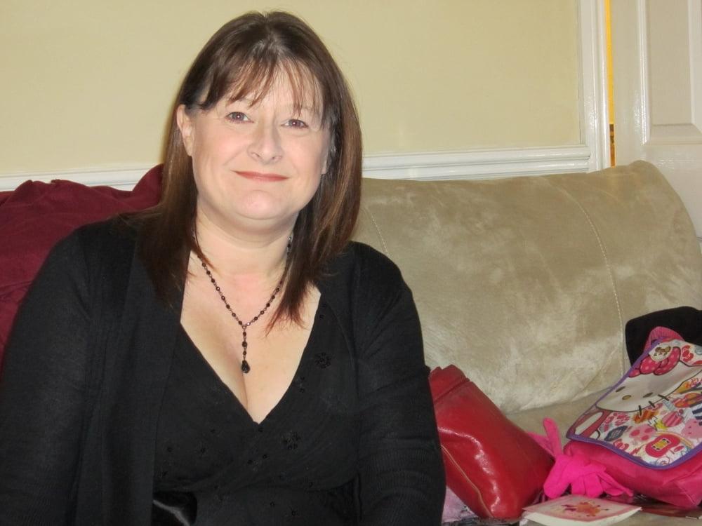 25P UK wife exposed by her husband