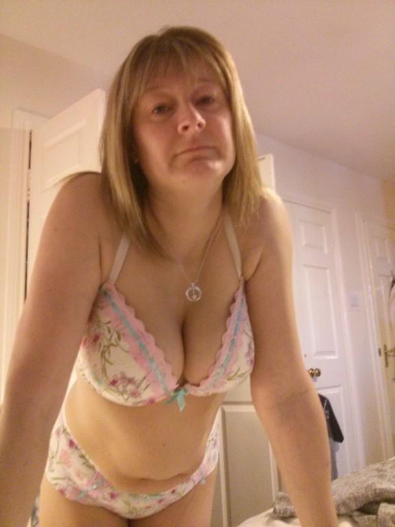 25P UK wife exposed by her husband