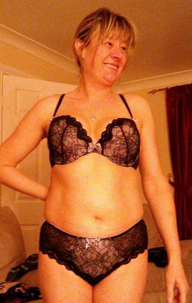 25P UK wife exposed by her husband