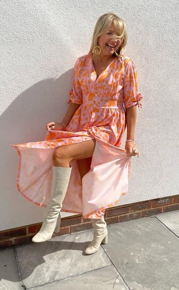 25P Milfs &amp; Gilfs wearing boots no.50