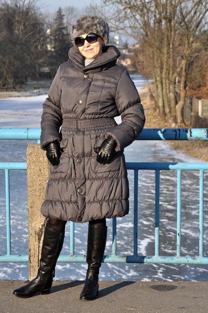 25P Milfs &amp; Gilfs wearing boots no.50