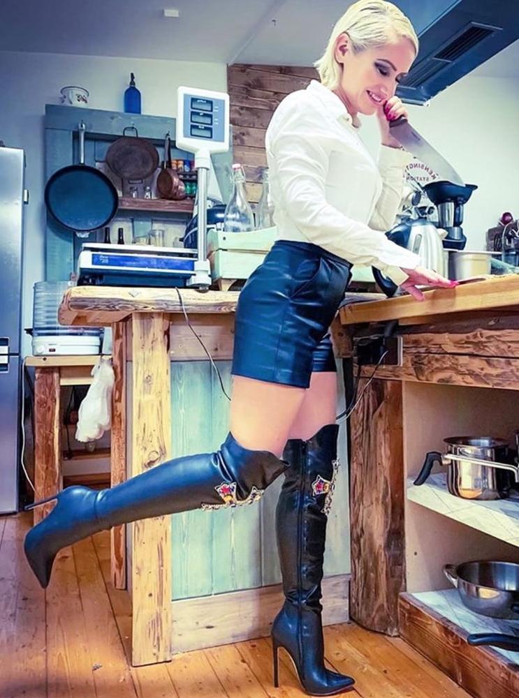 25P Milfs &amp; Gilfs wearing boots no.50