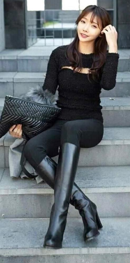 25P Milfs &amp; Gilfs wearing boots no.48