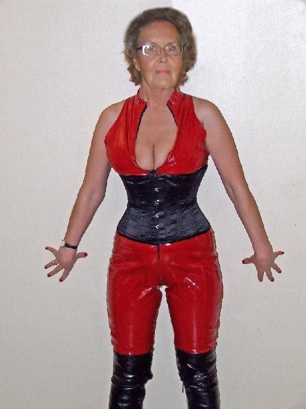 25P Milfs &amp; Gilfs wearing boots no.47