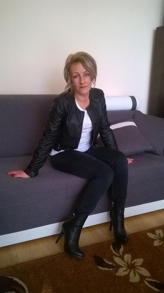25P Milfs &amp; Gilfs wearing boots no.47