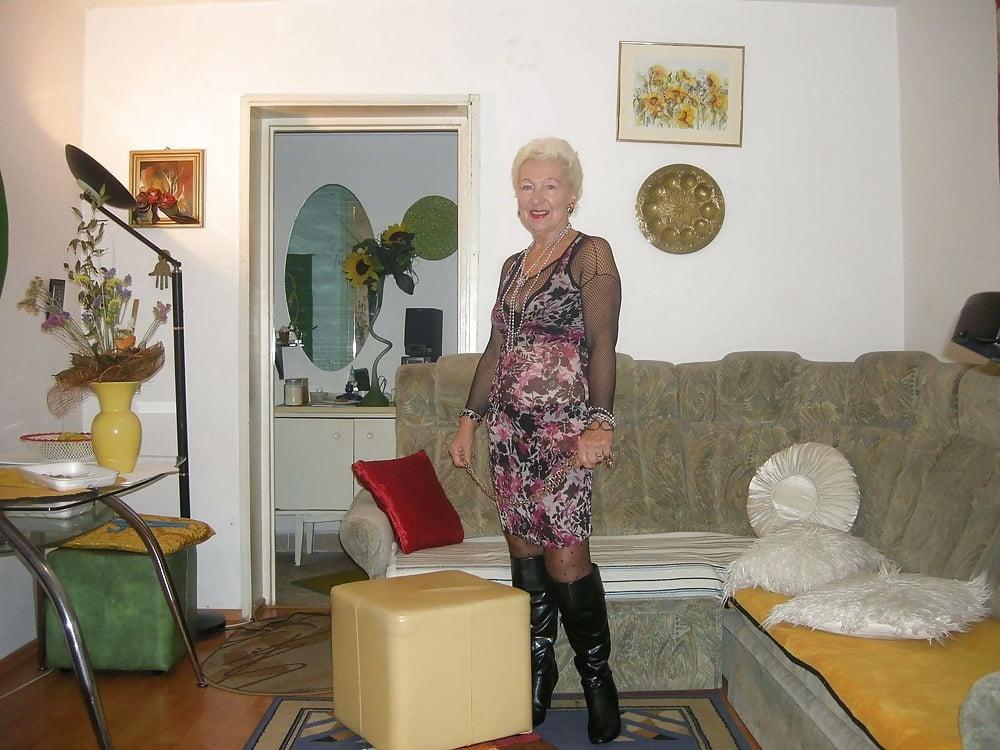 25P Milfs &amp; Gilfs wearing boots no.47