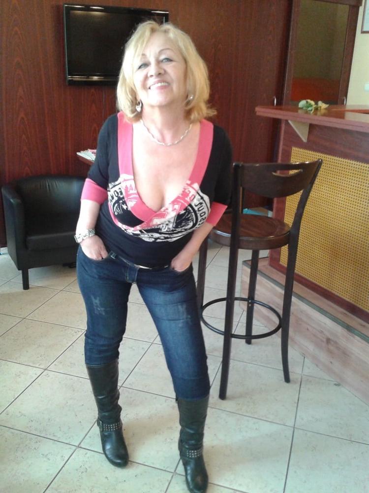 25P Milfs &amp; Gilfs wearing boots no.47