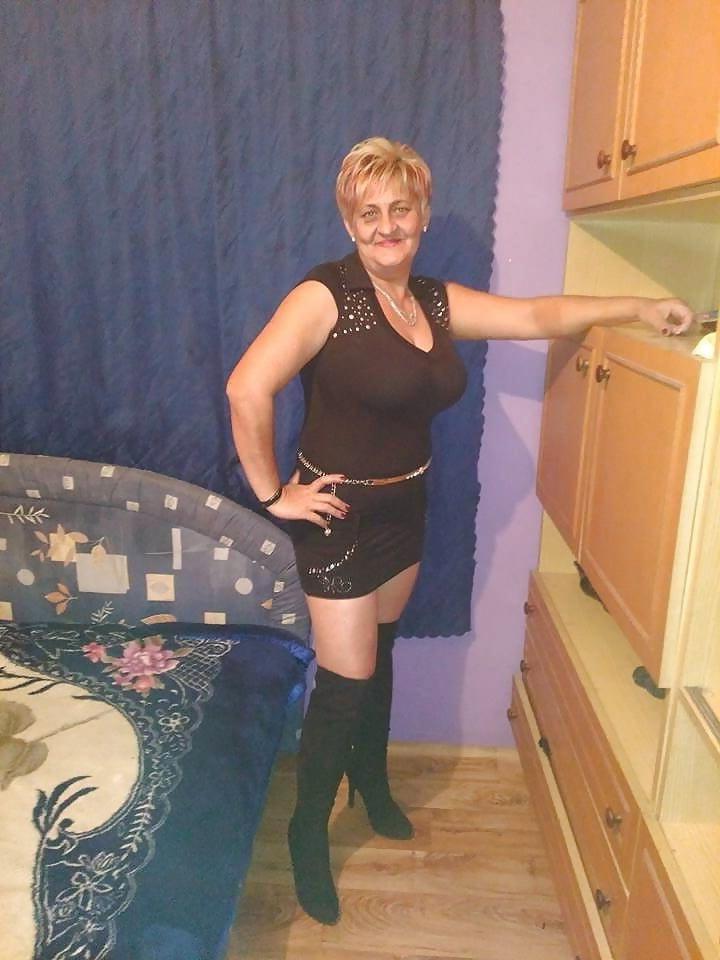 25P Milfs &amp; Gilfs wearing boots no.47