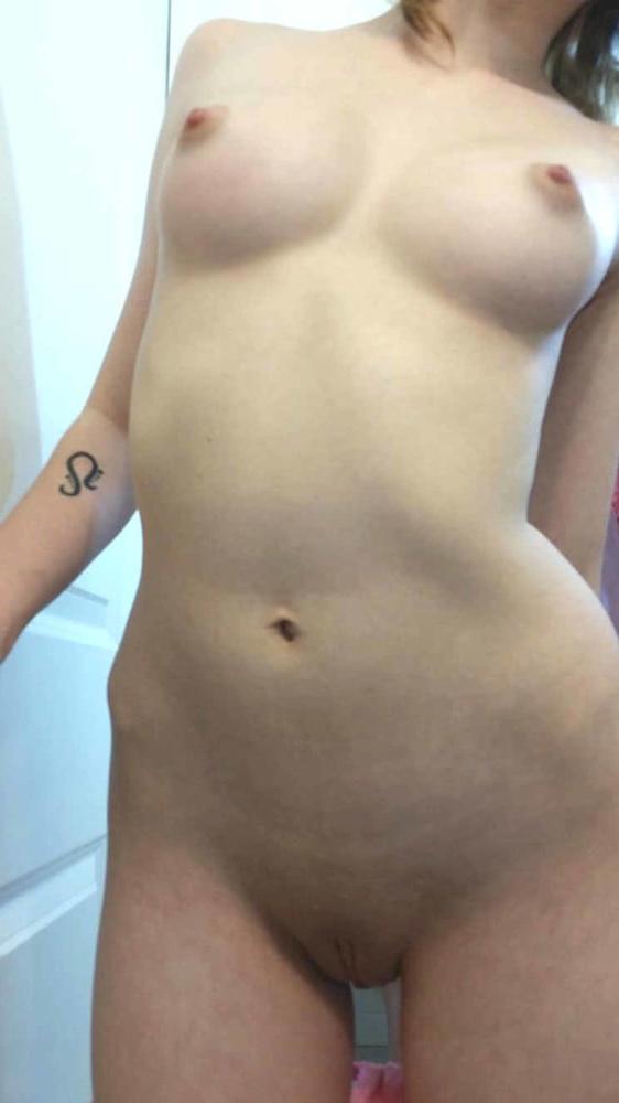 25P Sara jolie emo italienne  se prend en selfie