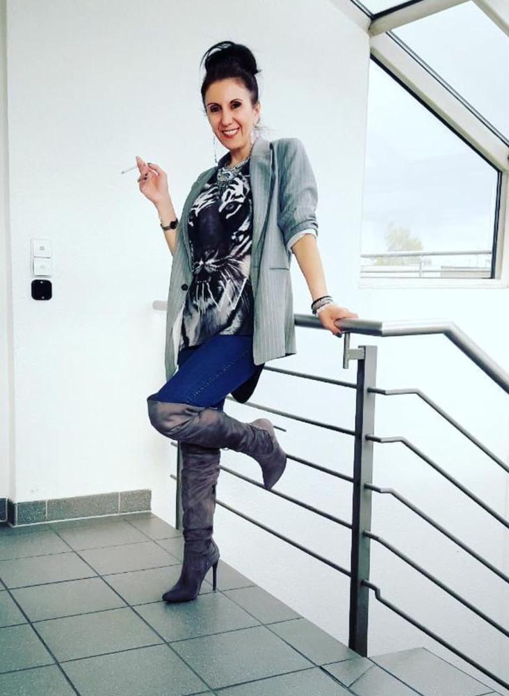 25P Insta Milfs &amp; Gilfs Wearing Boots no.35